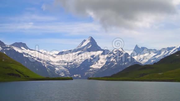 高山山峰和山湖兰斯卡普背景巴察湖格林德尔瓦尔德伯尼斯高地阿尔卑斯山旅游业视频的预览图