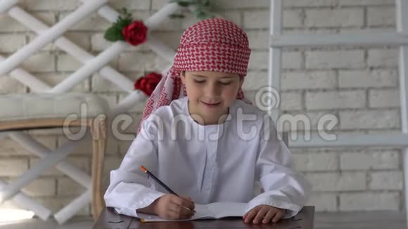 小阿拉伯男孩在学校学习视频的预览图