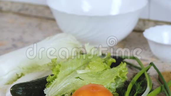 蔬菜菜桌上的大白菜黄瓜番茄葱快关门视频的预览图