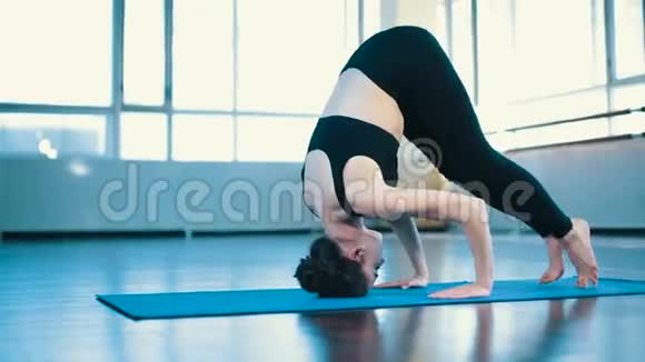 做瑜伽倒立姿势的女人视频的预览图