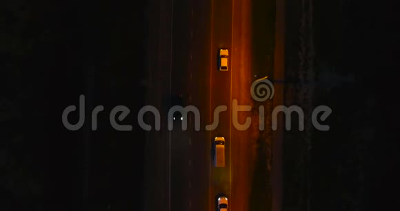 晚上乘汽车飞过巷道夜路上美丽的鸟瞰图视频的预览图