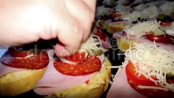 自制捷克三明治鸡蛋和沙拉米土豆沙拉火腿视频的预览图