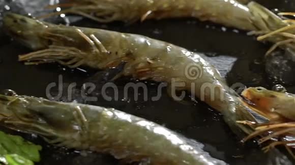 深色背景下的大虾和西红柿和生菜视频的预览图