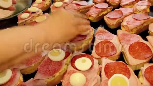 自制捷克三明治鸡蛋和沙拉米土豆沙拉火腿视频的预览图