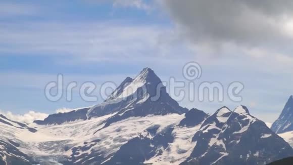 高山山峰和山湖兰斯卡普背景巴察湖格林德尔瓦尔德伯尼斯高地阿尔卑斯山旅游业视频的预览图
