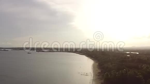 在多云的天气里空的热带沙滩和美丽的平静的海面上日落视频的预览图