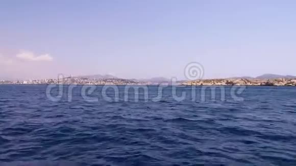 地中海上空的空中飞行背景是马赛市视频的预览图