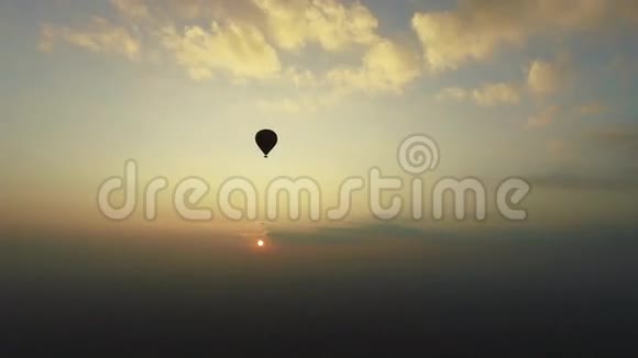 日出时气球飞行视频的预览图