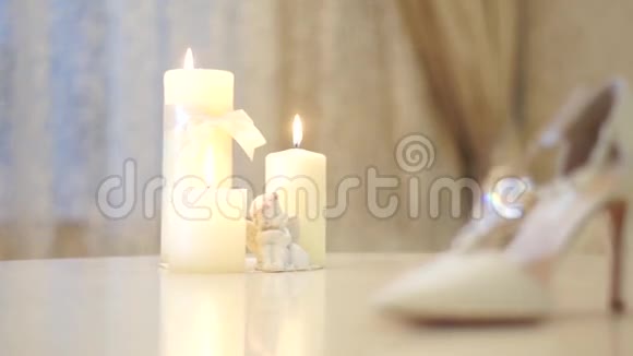 漂亮的蜡烛和白色丝带和结婚鞋视频的预览图