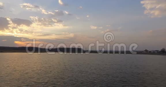鸟瞰日落时分与人乘坐白船飞行视频的预览图