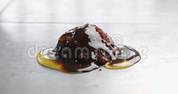巧克力沙漠特写不同的巧克力质地倾泻而下视频的预览图