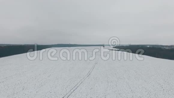 冬季田野雪漠的空中全景视频的预览图