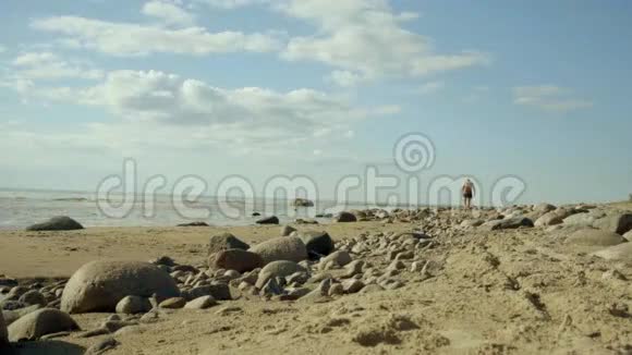 女孩和她父亲在海边的老海滩上视频的预览图