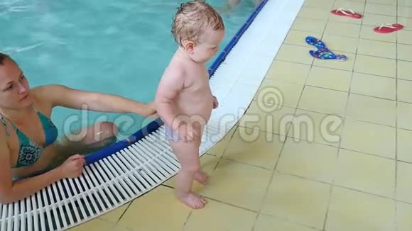 在泳池里玩得开心的妈妈和小女孩视频的预览图