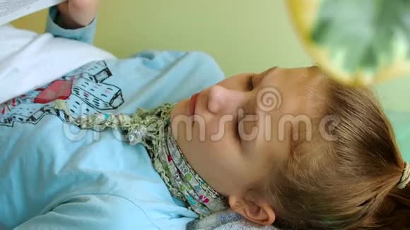 脖子上有蛔虫的女孩在床上看书为医生祈祷视频的预览图