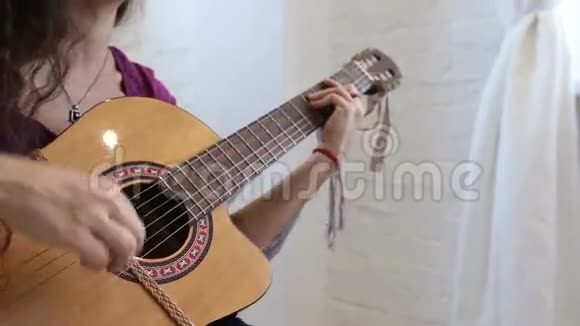 穿着白色衬衫的女孩弹着古典风格的吉他视频的预览图