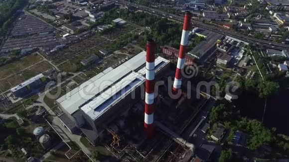 工业工厂的鸟瞰烟囱化工厂的工业管道视频的预览图