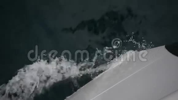 在希腊白色游艇的船头打破了海浪上景视频的预览图
