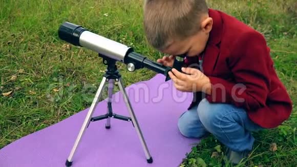 有望远镜的男孩视频的预览图