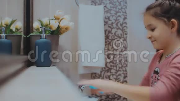 美丽的少女洗澡洗脸视频的预览图