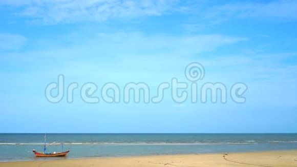 黄色温暖的沙子和夏天的大海与天空视频的预览图