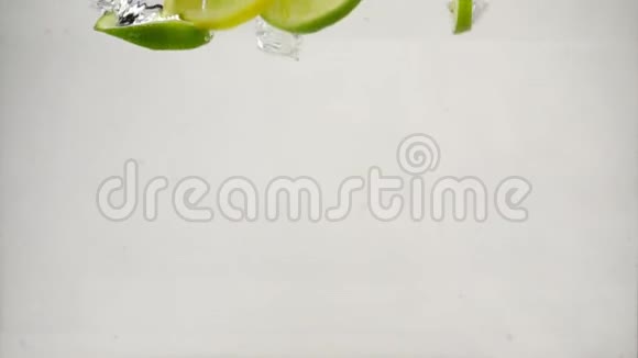 柑橘青柠和柠檬片落入水中溅起气泡慢动作特写视频的预览图