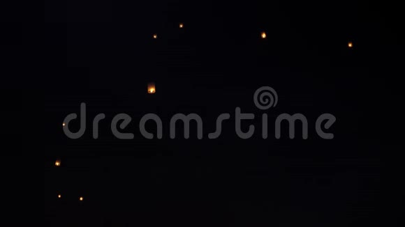 在泰国清迈的叶鹏节夜晚在黑暗的天空中放飞传统的兰娜式灯笼视频的预览图