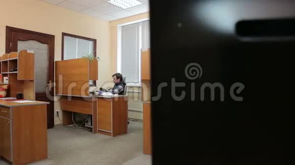 新的女性工作者IT技术进入了办公室视频的预览图