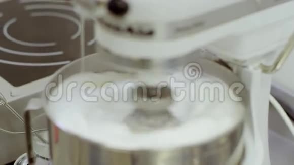 糖浆和奶油用机器混合视频的预览图