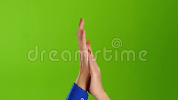 两只雌性的手在绿色屏幕背景下鼓掌视频的预览图