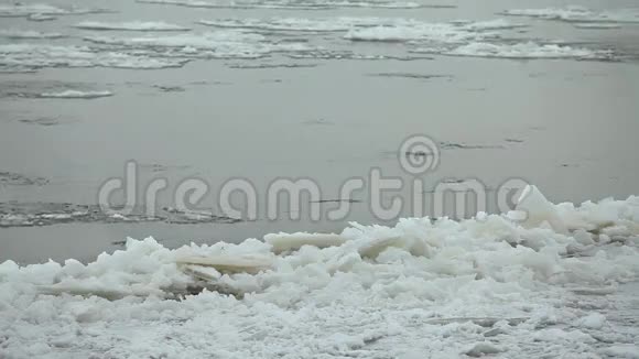 冰浮在河上春天开始了视频的预览图
