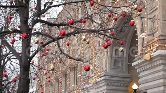 树上的红色和金色圣诞球视频的预览图