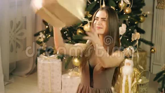 漂亮的女人带着圣诞礼物的盒子视频的预览图