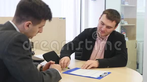 专业的汽车推销员出示文件给他的裁缝签字年轻的帅哥准备在文件上签字视频的预览图