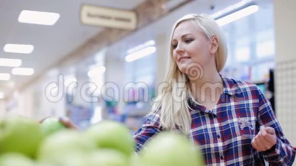 女人在超市里吃水果视频的预览图