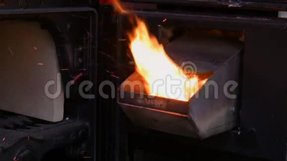 木质颗粒燃烧器视频的预览图