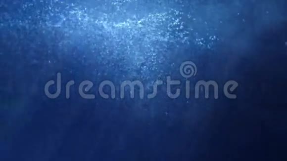 水下表面有许多小气泡视频的预览图