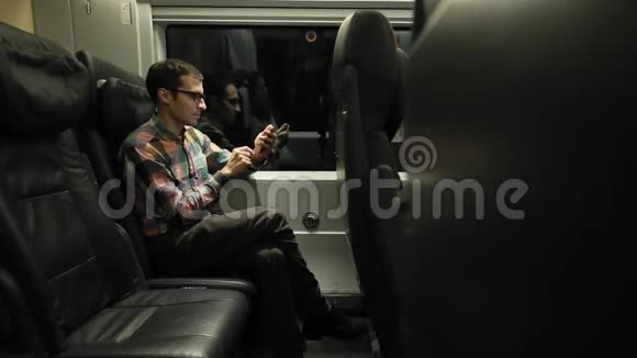 在火车上用电话的人视频的预览图
