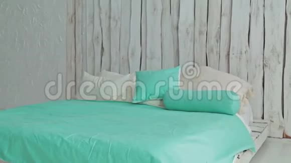快乐卷曲的女人在床上跳跃多利射击视频的预览图