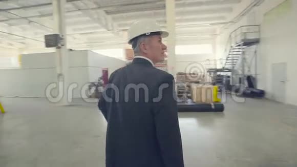 工业工厂的快乐商人视频的预览图
