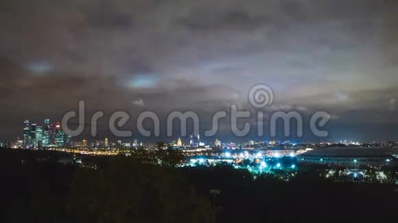 莫斯科城市天际线在夜幕降临现代摩天大楼和旧建筑视频的预览图