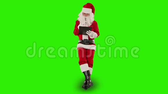圣诞老人在剪贴板上做笔记坐着绿色屏幕股票录像视频的预览图