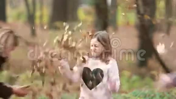 女孩向父母扔树叶视频的预览图
