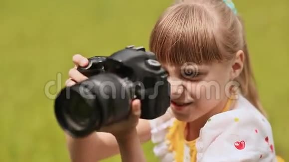 夏天在户外用照相机拍照片的少女视频的预览图