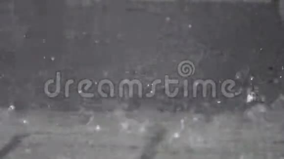 冰雹落在车上小冰雹恶劣的天气条件视频的预览图