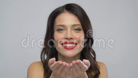 漂亮的女人用红色口红吹视频的预览图
