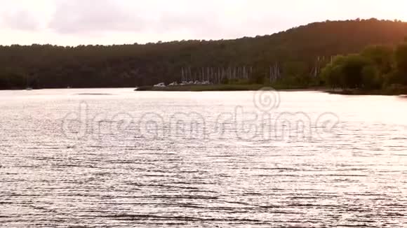 日落时背景斯克拉丁港的日光反射水视频的预览图
