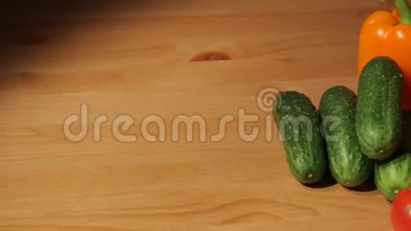 木材上的干蔬菜视频的预览图
