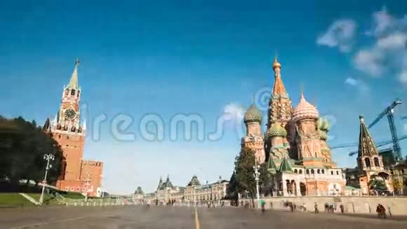 来自俄罗斯莫斯科红场的圣巴斯尔斯大教堂和克里姆林宫大厦视频的预览图