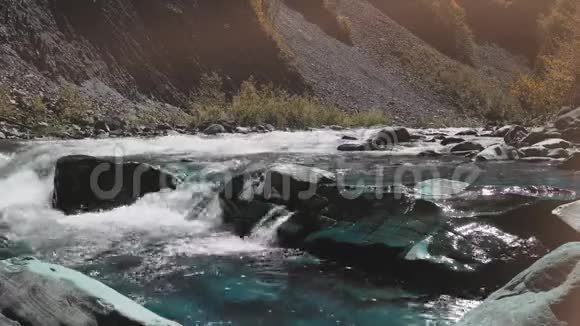 肆虐的山河山河里干净清澈的水野高潮概念视频的预览图